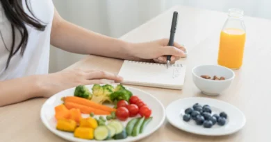 Simak 8 cara mengatur pola makan untuk menambah berat badan yang efektif dan sehat agar tubuh Anda semakin berisi tanpa mengorbankan kesehatan.