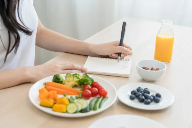 Simak 8 cara mengatur pola makan untuk menambah berat badan yang efektif dan sehat agar tubuh Anda semakin berisi tanpa mengorbankan kesehatan.