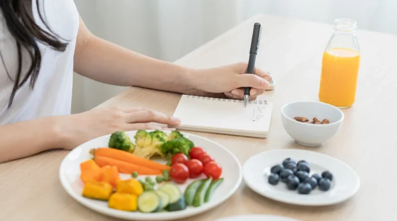 Simak 8 cara mengatur pola makan untuk menambah berat badan yang efektif dan sehat agar tubuh Anda semakin berisi tanpa mengorbankan kesehatan.